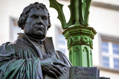 Yenilikçi Martin Luther için Lutherstadt Wittenberg (Saksonya-Anhalt, Almanya) pazar meydanındaki anma töreni Reform anısına düzenlenmiştir. Johann Gottfried Schadow 'un bronz figürü (1821).