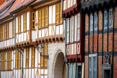Straßenansicht mit Fachwerkhäusern (17. Jahrhundert) in der historischen Altstadt von Quedlinburg (Deutschland). Aufwendig und liebevoll restaurierte, farbenfrohe Außenfassaden aus verschiedenen Baustoffen