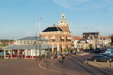 Harlingen, Hollanda'nın eski kentinde sokak sahnesi