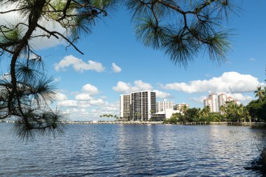 Fort Myers, Florida, Amerika Birleşik Devletleri - 11 Aralık 2015: Panorama, Caloosahatchee Nehri waterfront apartmanlar Fort Myers, Florida, ABD ile