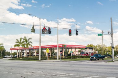 Benzin istasyonu Tamiami izinde, Fort Myers, Florida 