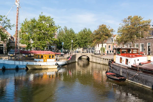 Canal na cidade velha de Harlingen, Holanda — Fotografia de Stock