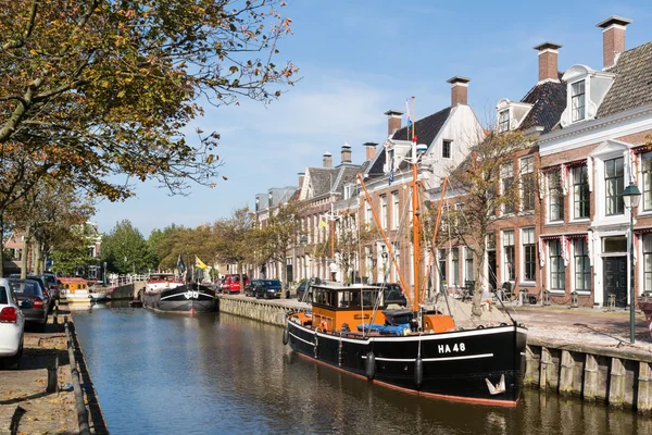 Canal en el casco antiguo de Harlingen, Países Bajos — Foto de Stock