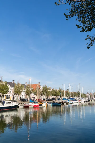 Canal Noorderhaven en el casco antiguo de Harlingen, Países Bajos — Foto de Stock