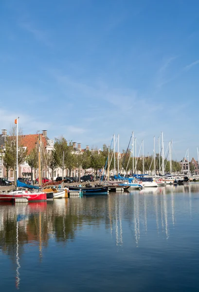 Canal Noorderhaven en el casco antiguo de Harlingen, Países Bajos — Foto de Stock