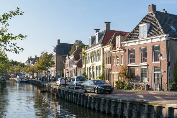 Canal en el casco antiguo de Harlingen, Países Bajos — Foto de Stock