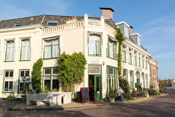 Hotel in de oude binnenstad van Harlingen, Nederland — Stockfoto