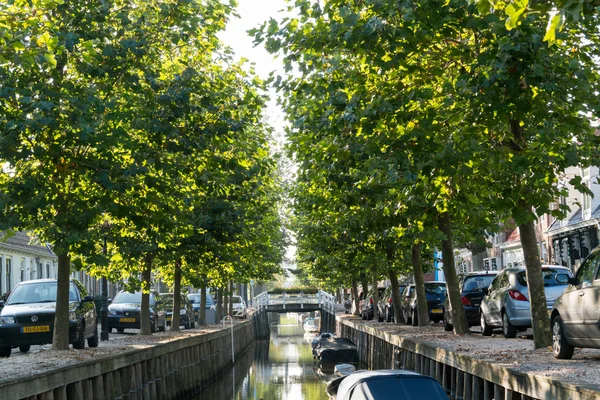 Canal Zoutsloot en el casco antiguo de Harlingen, Países Bajos — Foto de Stock