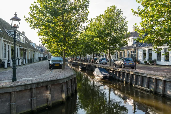 Canal Zoutsloot en el casco antiguo de Harlingen, Países Bajos — Foto de Stock