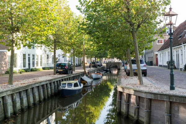 Canal Zoutsloot en el casco antiguo de Harlingen, Países Bajos — Foto de Stock