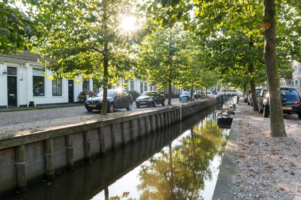 Canal Zoutsloot en el casco antiguo de Harlingen, Países Bajos — Foto de Stock