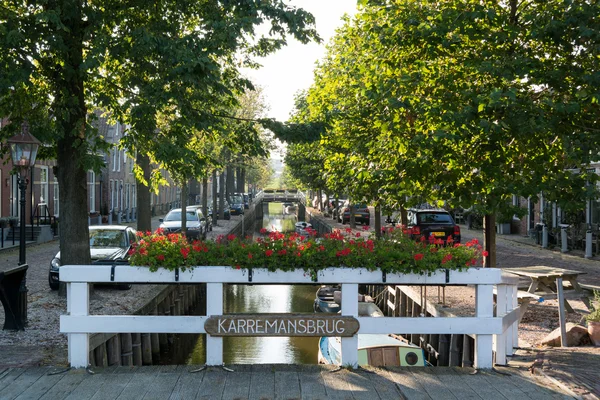 Puente y canal Zoutsloot en el casco antiguo de Harlingen, Países Bajos — Foto de Stock