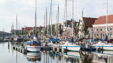 Tekneler Güney kanal Harlingen, Hollanda liman
