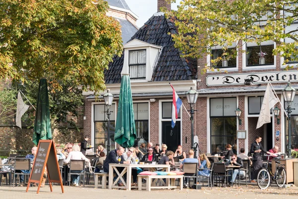 Escena callejera de Franeker city en Frisia, Países Bajos — Foto de Stock