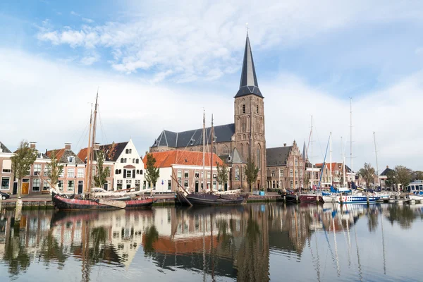 Iglesia y barcos en el canal del puerto sur de Harlingen, Países Bajos — Foto de Stock