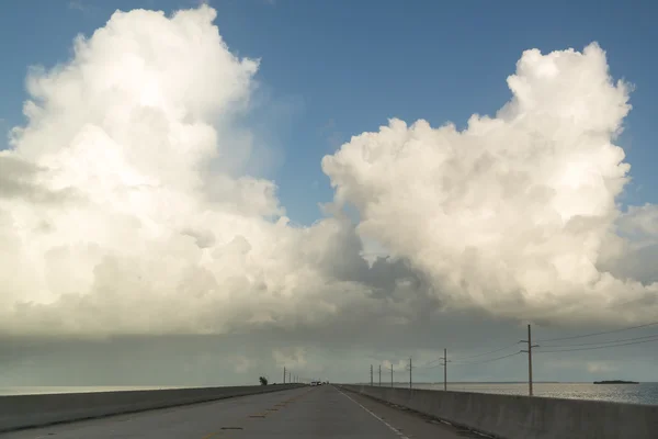 Yedi mil Köprüsü, Florida Keys, ABD trafik — Stok fotoğraf
