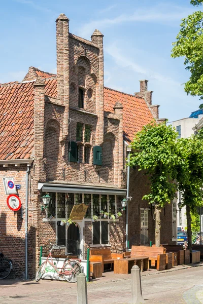 Café en la plaza Groenmarkt en Amersfoort, Países Bajos — Foto de Stock