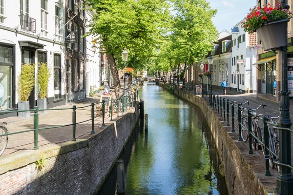 Canal en el casco antiguo de Amersfoort, Países Bajos — Foto de Stock