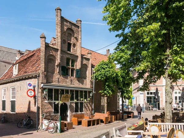 Café en la plaza Groenmarkt en Amersfoort, Países Bajos — Foto de Stock