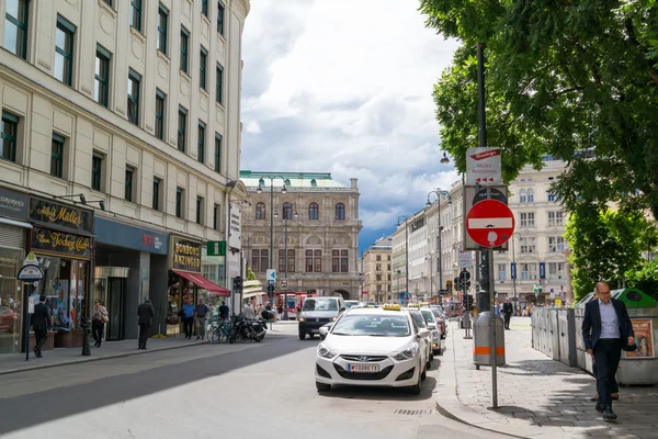 Уличная сцена площади Альбертины в Вене, Австрия — стоковое фото