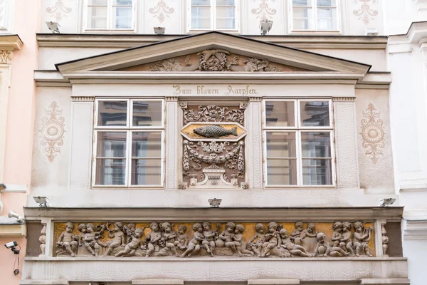 Facade of old house in Annagasse street, Vienna, Austria — Stock Photo, Image