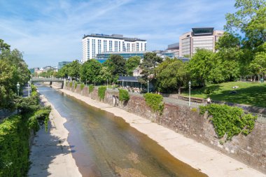 Wienfluss ve restoranda Stadtpark, Şehir Parkı, Viyana, Aus