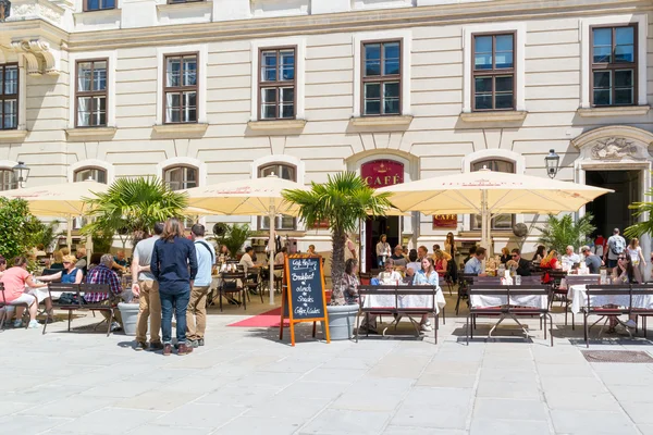 Суд Мюнхена с людьми в открытом кафе, Вена, Австрия — стоковое фото