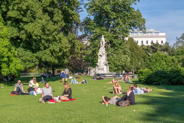 People in Burggarten park in Vienna, Austria — Stock Photo, Image