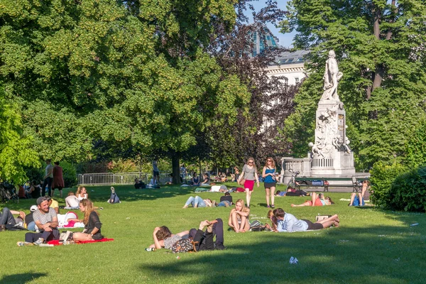 Ludzi w parku Burggarten w Wiedniu, Austria — Zdjęcie stockowe