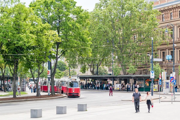 Burgring Ringstrasse с трамваем в Вене, Австрия — стоковое фото