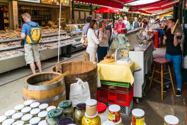 İnsanlar Naschmarkt Viyana, Avusturya