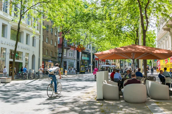 İnsanlar Mariahilfer Caddesi'nde Viyana, Avusturya