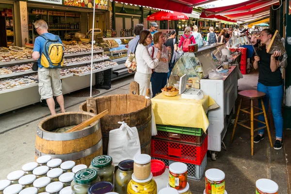 Mensen op de Naschmarkt in Wenen, Oostenrijk — Stockfoto