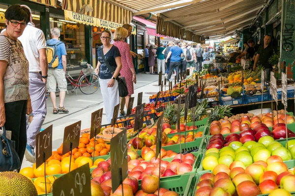 人们对纳旭市场在维也纳，奥地利 — 图库照片