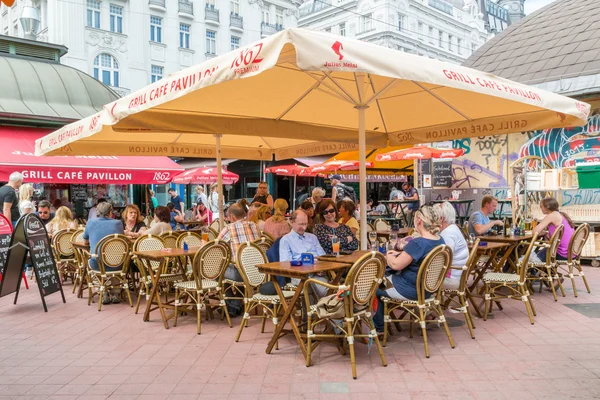 Кафе-терраса на улице Нащо в Вене, Австрия — стоковое фото