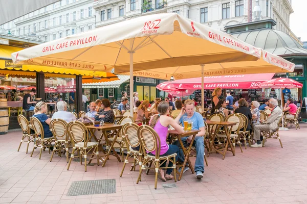 Cafe terras op Naschmarkt in Wenen, Oostenrijk — Stockfoto