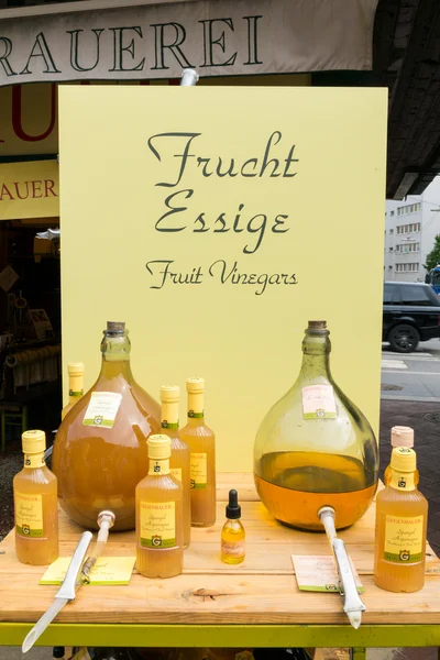Vruchten azijn op Naschmarkt markt staan in Wenen — Stockfoto