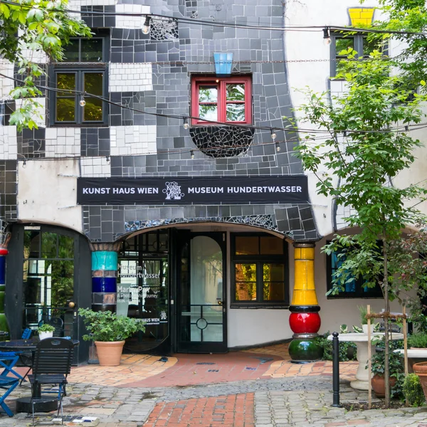 Patio del Museo Hundertwasser Kunst Haus Wien en Viena, Aus — Foto de Stock