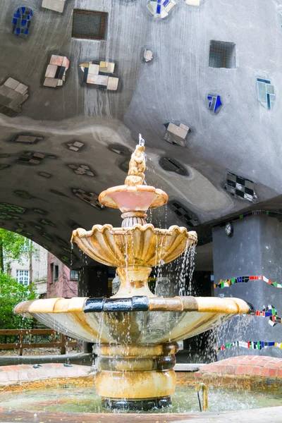 Fountain of Hundertwasser House in Vienna, Austria — Stock Photo, Image