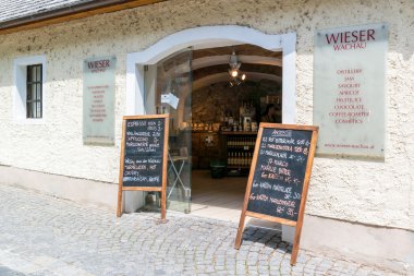 İçki dükkanı ve bakkal Durnstein, Wachau, Avusturya