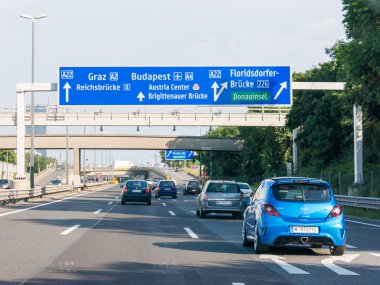 Trafik ve yol işaretleri üzerinde Autobahn A22 Viyana, Avusturya