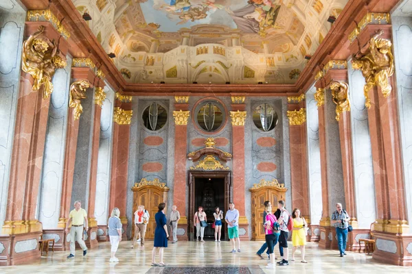 Personas en el Salón de Mármol de la Abadía Melk, Austria — Foto de Stock