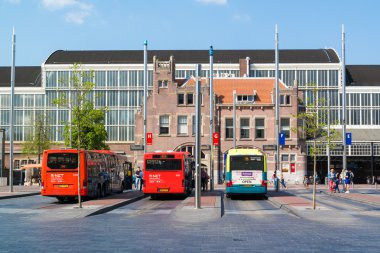 Haarlem, Hollanda'da otobüs ve istasyon binası