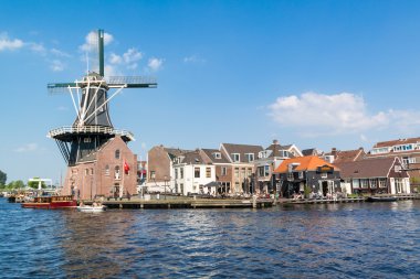 Yel değirmeni ve Cafe Spaarne Nehri, Haarlem, Hollanda