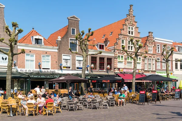 Cafés al aire libre en Botermarkt, Haarlem, Países Bajos — Foto de Stock