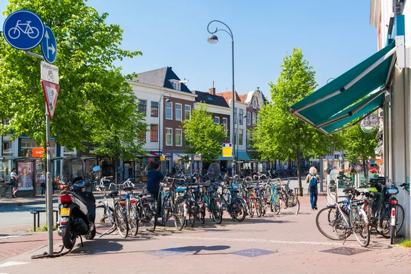 Bicicletas en la calle en el centro de Haarlem, Países Bajos — Foto de Stock