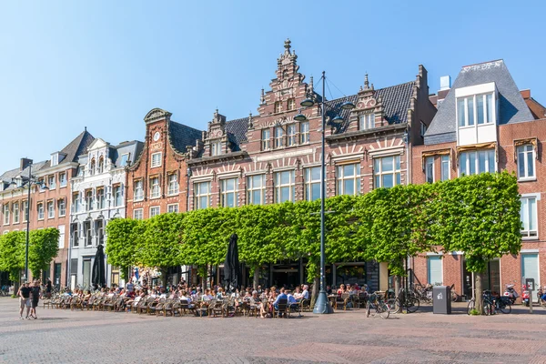 Grand café en la plaza del mercado, Haarlem, Países Bajos — Foto de Stock