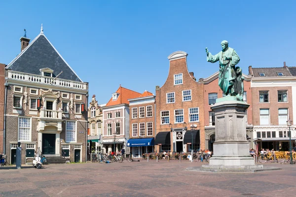 Casas históricas en la plaza del mercado, Haarlem, Países Bajos — Foto de Stock