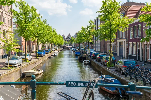 Canal con puente en Haarlem, Países Bajos — Foto de Stock