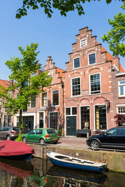 Canal con casas antiguas, Haarlem, Países Bajos — Foto de Stock